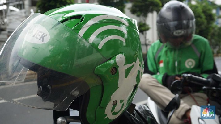Ojek Online (CNBC Indonesia/Muhammad Sabki) Driver Ojek online menunggu penumpang di kawasan Stasiun Pal Merah Jakarta, Selasa (10/3). Kementerian Perhubungan (Kemenhub) mengumumkan kenaikan tarif ojol. kenaikan tarif mulai 16 Maret 2020 berkisar antara Rp 150 hingga Rp 250 per kilometer (km). Kenaikan ini disambut baik oleh driver Gojek, Haryanto 35 tahun saat ditemui di pangkalan gojek Stasiun Pal Merah mengatakan