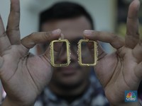 Kenapa Harga Emas Dunia & Antam Pekan Ini Tak Kompak?