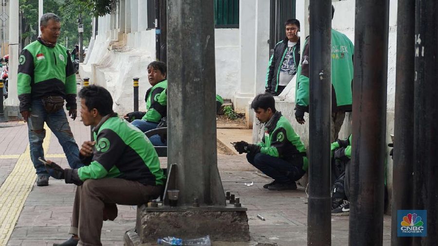 Driver Ojek online menunggu penumpang di kawasan Stasiun Pal Merah Jakarta, Selasa (10/3). Kementerian Perhubungan (Kemenhub) mengumumkan kenaikan tarif ojol. kenaikan tarif mulai 16 Maret 2020 berkisar antara Rp 150 hingga Rp 250 per kilometer (km). Kenaikan ini disambut baik oleh driver Gojek, Haryanto 35 tahun saat ditemui di pangkalan gojek Stasiun Pal Merah mengatakan 