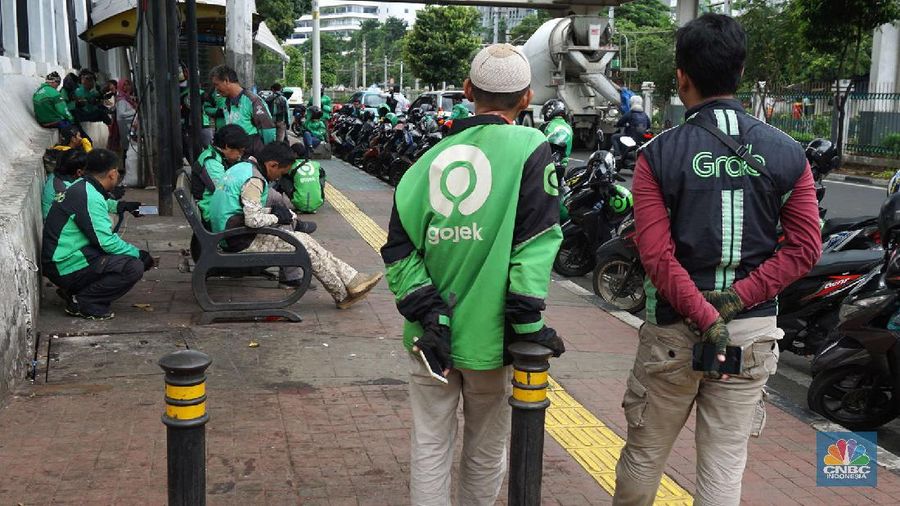 Driver Ojek online menunggu penumpang di kawasan Stasiun Pal Merah Jakarta, Selasa (10/3). Kementerian Perhubungan (Kemenhub) mengumumkan kenaikan tarif ojol. kenaikan tarif mulai 16 Maret 2020 berkisar antara Rp 150 hingga Rp 250 per kilometer (km). Kenaikan ini disambut baik oleh driver Gojek, Haryanto 35 tahun saat ditemui di pangkalan gojek Stasiun Pal Merah mengatakan 