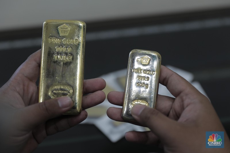Pengunjung mencoba sejumlah emas yang di jual di toko emas dikawasan Jakarta, Jumat (2/12/2022). Pengunjung mencoba sejumlah emas yang di jual di toko emas dikawasan Jakarta, Jumat (2/12/2022). Harga emas Logam Mulia produksi PT Aneka Tambang Tbk pada Kamis (1/12/2022) di butik emas LM Graha Dipta Pulo Gadung melonjak Rp10.000 per gram menjadi Rp991.000 per gram. (CNBC Indonesia/Tri Susilo)