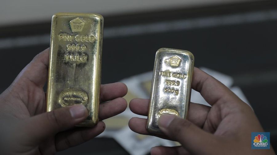 Pengunjung mencoba sejumlah emas yang di jual di toko emas dikawasan Jakarta, Jumat (2/12/2022). Harga emas Logam Mulia produksi PT Aneka Tambang Tbk pada Kamis (1/12/2022) di butik emas LM Graha Dipta Pulo Gadung melonjak Rp10.000 per gram menjadi Rp991.000 per gram. (CNBC Indonesia/Tri Susilo)