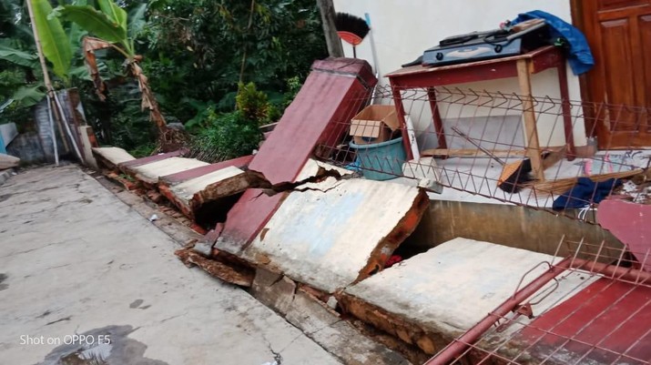 Kerusakan Gempa dengan magnitudo 4,9 yang mengguncang wilayah Sukabumi, Jawa Barat, Senin (10/30) pukul 17.18 WIB. (Dok. BNPB)