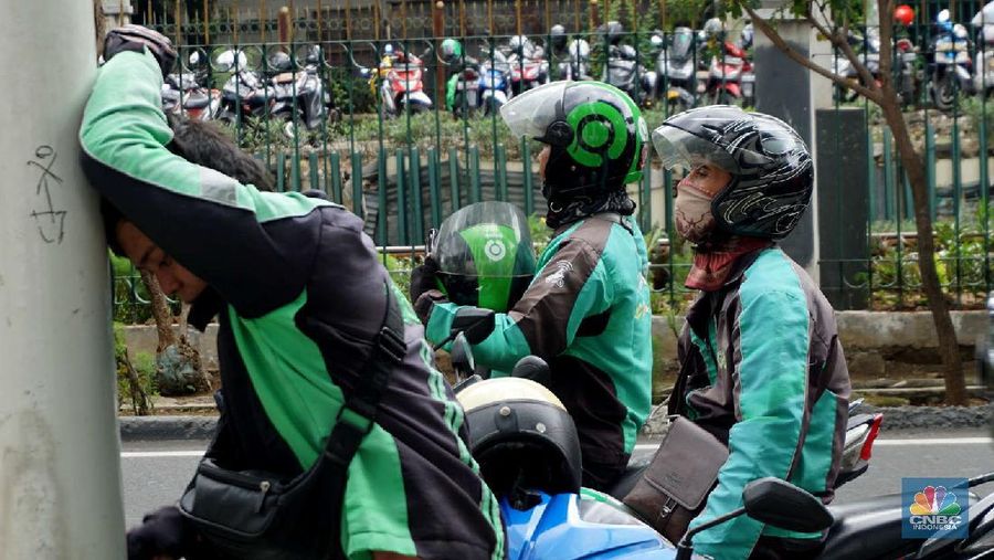 Driver Ojek online menunggu penumpang di kawasan Stasiun Pal Merah Jakarta, Selasa (10/3). Kementerian Perhubungan (Kemenhub) mengumumkan kenaikan tarif ojol. kenaikan tarif mulai 16 Maret 2020 berkisar antara Rp 150 hingga Rp 250 per kilometer (km). Kenaikan ini disambut baik oleh driver Gojek, Haryanto 35 tahun saat ditemui di pangkalan gojek Stasiun Pal Merah mengatakan 