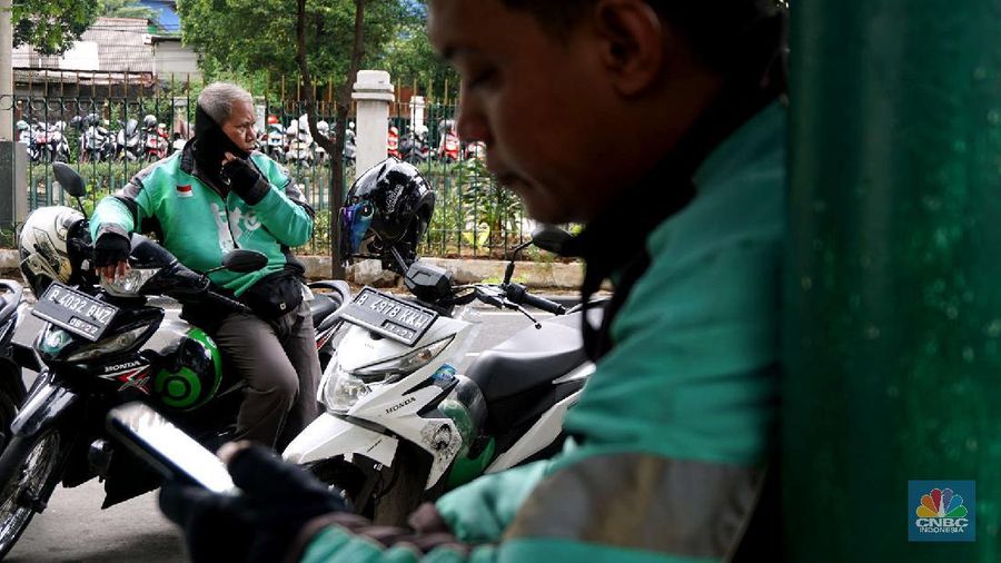 Driver Ojek online menunggu penumpang di kawasan Stasiun Pal Merah Jakarta, Selasa (10/3). Kementerian Perhubungan (Kemenhub) mengumumkan kenaikan tarif ojol. kenaikan tarif mulai 16 Maret 2020 berkisar antara Rp 150 hingga Rp 250 per kilometer (km). Kenaikan ini disambut baik oleh driver Gojek, Haryanto 35 tahun saat ditemui di pangkalan gojek Stasiun Pal Merah mengatakan 