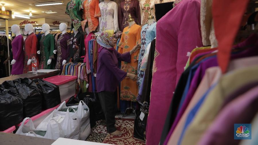 Efek berantai dari wabah virus corona di China sudah terasa dalam hal perdagangan khususnya rantai pasok bahan baku tekstil dan produk tekstil ke Indonesia. Produsen pakaian di dalam negeri yang selama ini bergantung dari kain dan pewarna dari China mulai kena dampaknya.

Wakil Ketua Kadin Indonesia Bidang Perdagangan Benny Soetrisno yang juga pemilik pabrik pakaian dan tekstil, mengatakan baru-baru ini dampak virus corona sudah terasa terhadap pasokan barang. Saat ini proses produksi barang masih memakai stok yang lama, tapi untuk bahan baku bulan depan sudah mengkhawatirkan.  

Ada sebagian belum bisa berangkat dari China, produksi belum Stop. Karena bahan baku yang belum bisa berangkat untuk produksi bulan April.
Jenis barang Kain dan zat Pewarna,