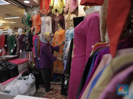 Rakyat Indonesia Siap Siap Beli Baju Bakal Makin Mahal<script async src=