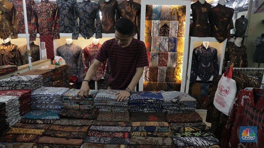 Efek berantai dari wabah virus corona di China sudah terasa dalam hal perdagangan khususnya rantai pasok bahan baku tekstil dan produk tekstil ke Indonesia. Produsen pakaian di dalam negeri yang selama ini bergantung dari kain dan pewarna dari China mulai kena dampaknya.
Wakil Ketua Kadin Indonesia Bidang Perdagangan Benny Soetrisno yang juga pemilik pabrik pakaian dan tekstil, mengatakan baru-baru ini dampak virus corona sudah terasa terhadap pasokan barang. Saat ini proses produksi barang masih memakai stok yang lama, tapi untuk bahan baku bulan depan sudah mengkhawatirkan.
Ada sebagian belum bisa berangkat dari China, produksi belum Stop. Karena bahan baku yang belum bisa berangkat untuk produksi bulan April.
Jenis barang Kain dan zat Pewarna,