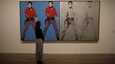Warhol diketahui mengoleksi lebih dari 100 wig sampai dengan saat kematiannya pada 1987. (AP Photo/Matt Dunham)