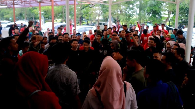 Pekerja awalnya melakukan pemogokan sebagai bagian dari protes ke manajemen, lalu berujung pemutusan hubungan kerja (PHK) yang dianggap sepihak.