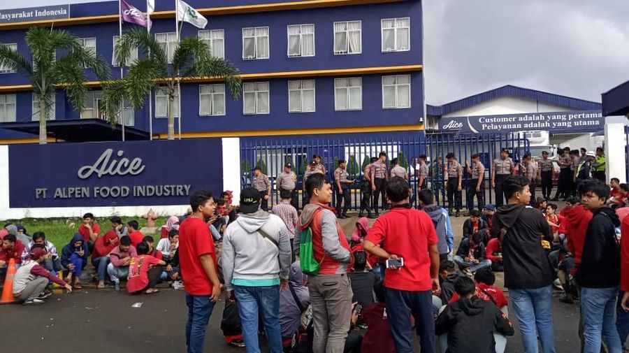 Sejumlah buruh AICE berdemo di depan Pabrik PT Apen Food Industry di Kawasan Jalan Selayar Telajung, Bekasi, Jawa Barat (Dok. Serikat Gerakan Buruh Bumi Indonesia)