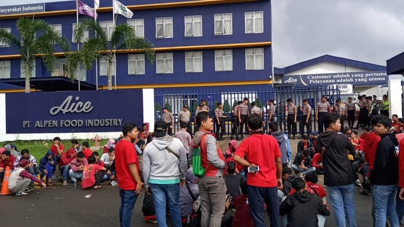 Pekerja awalnya melakukan pemogokan sebagai bagian dari protes ke manajemen, lalu berujung pemutusan hubungan kerja (PHK) yang dianggap sepihak.