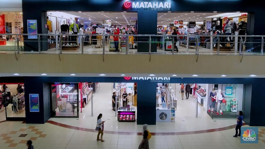 Suasana pengunjung mall di Mall Metropolitan, Bekasi Barat, Jawa Barat, Rabu 11/3/2020. Pengelola pusat perbelanjaan lebih serius melakukan antisipasi penyebaran virus corona menyusul adanya Pasien positif Corona (COVID-19) kasus nomor 25 meninggal dunia. Pasien tersebut merupakan warga negara asing (WNA) berusia 53 tahun. Dikutip dari Berita CNBC Indonesia Ketua Umum Asosiasi Pengelola Pusat Perbelanjaan Indonesia (APPBI) Stefanus Ridwan mengatakan sebelum adanya pengumuman kasus positif, pengelola mal hanya menyediakan hand sanitizers bagi pengunjung untuk cuci tangan. Setelah, ini akan ada antisipasi pencegahan khususnya pada bagian-bagian yang berpotensi terjadi penularan. Pantauan CNBC Indonesia Mall di kawasan Bekasi ini terlihat beberapa orang yang lalu lalang berdatangan. Salah satu pegawai mall mengatakan kondisi di mall ini belum bisa dibilang terlihat sepi karena Corona,