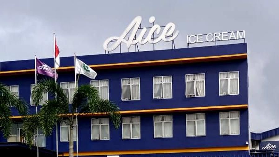 Sejumlah buruh AICE berdemo di depan Pabrik PT Apen Food Industry di Kawasan Jalan Selayar Telajung, Bekasi, Jawa Barat (Dok. Serikat Gerakan Buruh Bumi Indonesia)