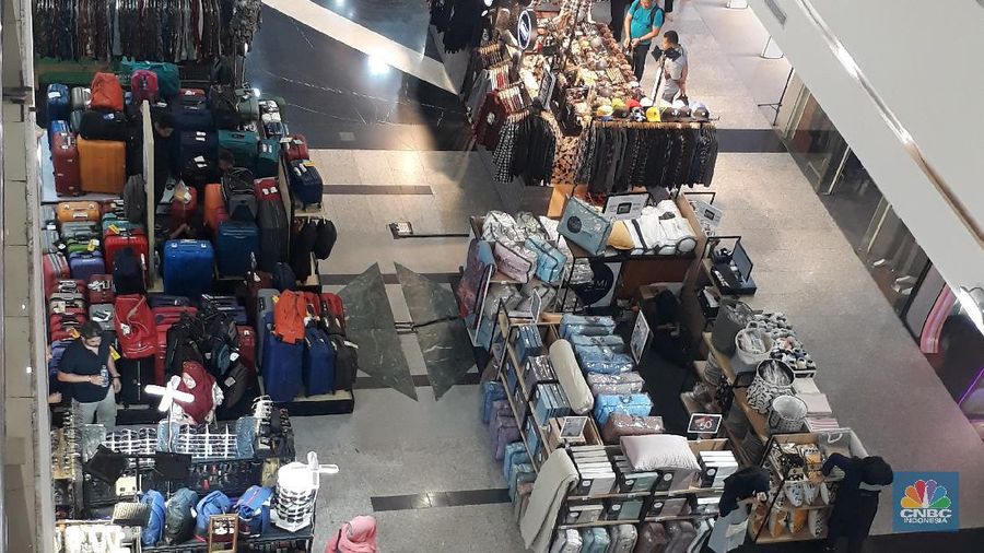 Penurunan pengunjung ritel karena corona sudah terasa di pusat-pusat belanja.