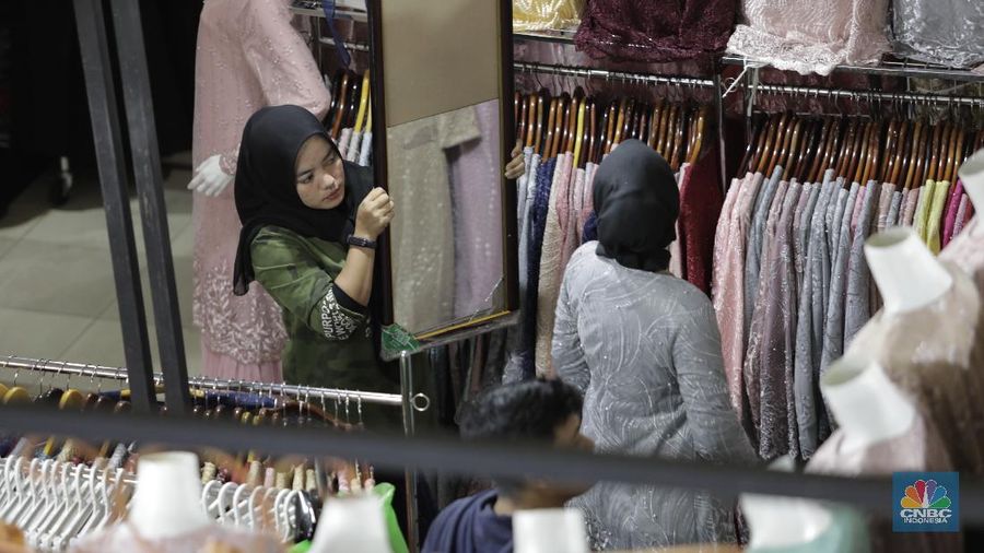 Efek berantai dari wabah virus corona di China sudah terasa dalam hal perdagangan khususnya rantai pasok bahan baku tekstil dan produk tekstil ke Indonesia. Produsen pakaian di dalam negeri yang selama ini bergantung dari kain dan pewarna dari China mulai kena dampaknya.

Wakil Ketua Kadin Indonesia Bidang Perdagangan Benny Soetrisno yang juga pemilik pabrik pakaian dan tekstil, mengatakan baru-baru ini dampak virus corona sudah terasa terhadap pasokan barang. Saat ini proses produksi barang masih memakai stok yang lama, tapi untuk bahan baku bulan depan sudah mengkhawatirkan.  

Ada sebagian belum bisa berangkat dari China, produksi belum Stop. Karena bahan baku yang belum bisa berangkat untuk produksi bulan April.
Jenis barang Kain dan zat Pewarna,