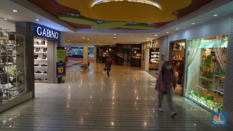 Suasana pengunjung mall di Mall Metropolitan, Bekasi Barat, Jawa Barat, Rabu 11/3/2020. Pengelola pusat perbelanjaan lebih serius melakukan antisipasi penyebaran virus corona menyusul adanya Pasien positif Corona (COVID-19) kasus nomor 25 meninggal dunia. Pasien tersebut merupakan warga negara asing (WNA) berusia 53 tahun. Dikutip dari Berita CNBC Indonesia Ketua Umum Asosiasi Pengelola Pusat Perbelanjaan Indonesia (APPBI) Stefanus Ridwan mengatakan sebelum adanya pengumuman kasus positif, pengelola mal hanya menyediakan hand sanitizers bagi pengunjung untuk cuci tangan. Setelah, ini akan ada antisipasi pencegahan khususnya pada bagian-bagian yang berpotensi terjadi penularan. Pantauan CNBC Indonesia Mall di kawasan Bekasi ini terlihat beberapa orang yang lalu lalang berdatangan. Salah satu pegawai mall mengatakan kondisi di mall ini belum bisa dibilang terlihat sepi karena Corona,
