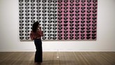 Pameran Andy Warhol di galeri Tate Modern, Inggris, dibuka sampai 6 September. (AP Photo/Matt Dunham)