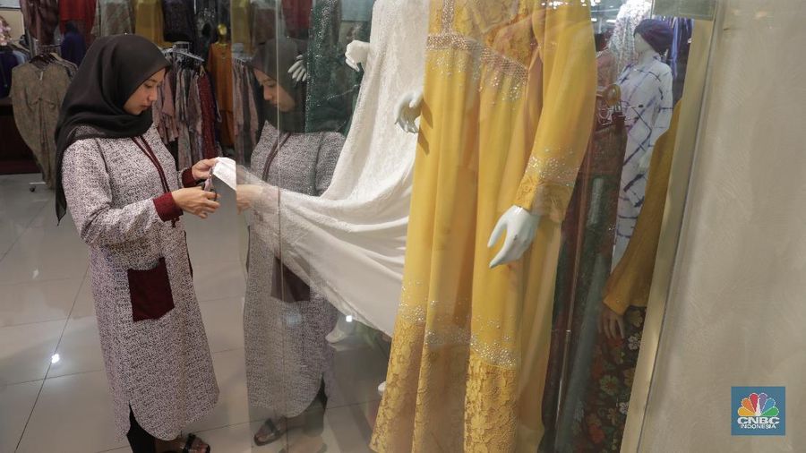 Risma, salah satu pedagang di lantai dasar Blok C Pasar Tanah Abang, Jakarta Pusat, merasakan sepinya pengunjung sejak virus corona masuk ke Indonesia.