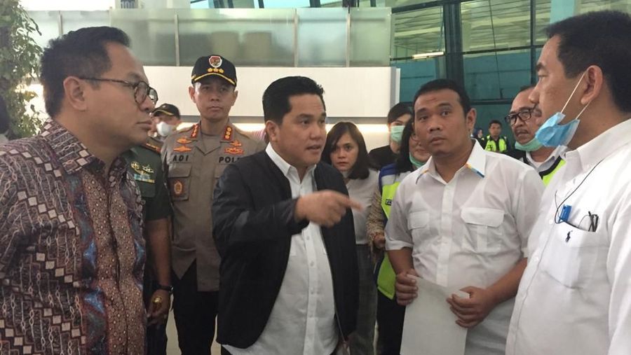 Menteri BUMN Erick Thohir mengunjungi Terminal 3 Ultimate Bandara Internasional Soekarno-Hatta untuk melihat pemeriksaan penumpang terkait penyebaran virus corona serta meninjau Airport Operation Control Center. (CNBC Indonesia/ Monica Wareza)