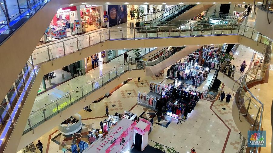 Suasana pengunjung mall di Mall Metropolitan, Bekasi Barat, Jawa Barat, Rabu 11/3/2020. Pengelola pusat perbelanjaan lebih serius melakukan antisipasi penyebaran virus corona menyusul adanya Pasien positif Corona (COVID-19) kasus nomor 25 meninggal dunia. Pasien tersebut merupakan warga negara asing (WNA) berusia 53 tahun. Dikutip dari Berita CNBC Indonesia Ketua Umum Asosiasi Pengelola Pusat Perbelanjaan Indonesia (APPBI) Stefanus Ridwan mengatakan sebelum adanya pengumuman kasus positif, pengelola mal hanya menyediakan hand sanitizers bagi pengunjung untuk cuci tangan. Setelah, ini akan ada antisipasi pencegahan khususnya pada bagian-bagian yang berpotensi terjadi penularan. Pantauan CNBC Indonesia Mall di kawasan Bekasi ini terlihat beberapa orang yang lalu lalang berdatangan. Salah satu pegawai mall mengatakan kondisi di mall ini belum bisa dibilang terlihat sepi karena Corona,