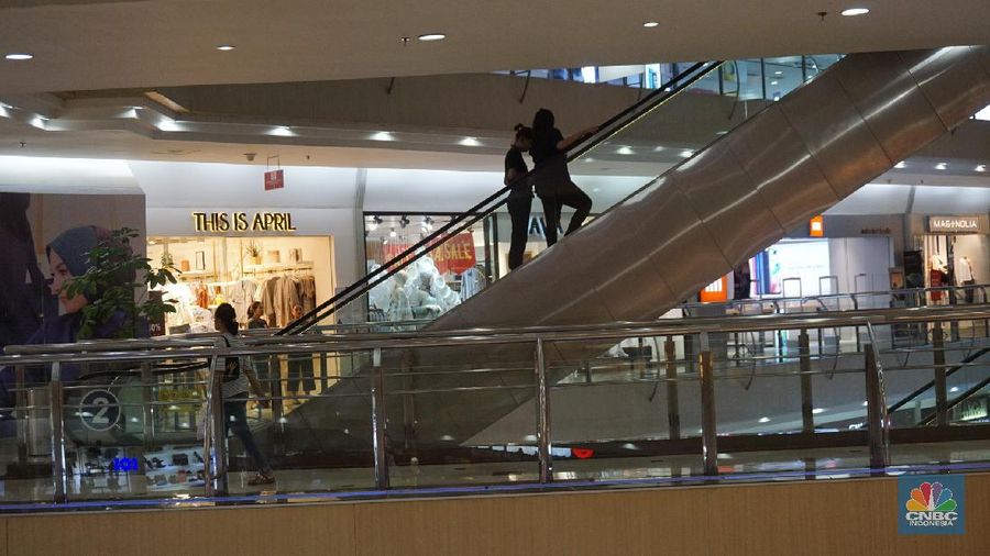 Suasana pengunjung mall di Mall Metropolitan, Bekasi Barat, Jawa Barat, Rabu 11/3/2020. Pengelola pusat perbelanjaan lebih serius melakukan antisipasi penyebaran virus corona menyusul adanya Pasien positif Corona (COVID-19) kasus nomor 25 meninggal dunia. Pasien tersebut merupakan warga negara asing (WNA) berusia 53 tahun. Dikutip dari Berita CNBC Indonesia Ketua Umum Asosiasi Pengelola Pusat Perbelanjaan Indonesia (APPBI) Stefanus Ridwan mengatakan sebelum adanya pengumuman kasus positif, pengelola mal hanya menyediakan hand sanitizers bagi pengunjung untuk cuci tangan. Setelah, ini akan ada antisipasi pencegahan khususnya pada bagian-bagian yang berpotensi terjadi penularan. Pantauan CNBC Indonesia Mall di kawasan Bekasi ini terlihat beberapa orang yang lalu lalang berdatangan. Salah satu pegawai mall mengatakan kondisi di mall ini belum bisa dibilang terlihat sepi karena Corona,