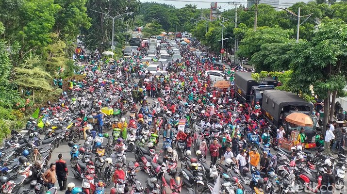 Massa buruh dan mahasiswa bergerak dari Bundaran Waru ke Frontage Jalan Ahmad Yani, Surabaya. Mereka akan menggelar deklarasi tolak Omnibus Law.