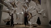 Penyelenggara pameran menggaris bawahi betapa Warhol selalu bungkam soal kepercayaan, menyebutnya sebagai 'pria pemalu, penyuka sesama jenis dari keluarga imigran berpenghasilan rendah yang religius'. (AP Photo/Matt Dunham)