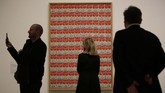 Wig-wig perak Warhol turut dipajang di pameran ini. (AP Photo/Matt Dunham)