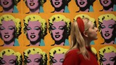 Pameran itu juga menampilkan sejumlah karya yang telah populer dikenali publik, seperti Marilyn Monroe, Debbie Harry, serta kaleng sup Campbell dan botol Coke. (AP Photo/Matt Dunham)