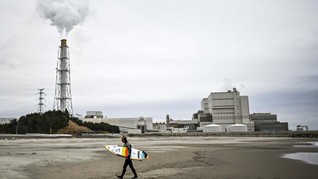 FOTO: Surfing di Pantai 'Nuklir' Fukushima