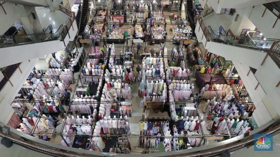 Efek berantai dari wabah virus corona di China sudah terasa dalam hal perdagangan khususnya rantai pasok bahan baku tekstil dan produk tekstil ke Indonesia. Produsen pakaian di dalam negeri yang selama ini bergantung dari kain dan pewarna dari China mulai kena dampaknya.

Wakil Ketua Kadin Indonesia Bidang Perdagangan Benny Soetrisno yang juga pemilik pabrik pakaian dan tekstil, mengatakan baru-baru ini dampak virus corona sudah terasa terhadap pasokan barang. Saat ini proses produksi barang masih memakai stok yang lama, tapi untuk bahan baku bulan depan sudah mengkhawatirkan.  

Ada sebagian belum bisa berangkat dari China, produksi belum Stop. Karena bahan baku yang belum bisa berangkat untuk produksi bulan April.
Jenis barang Kain dan zat Pewarna,