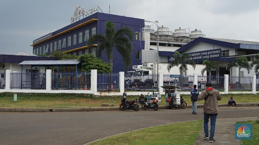 Pekerja awalnya melakukan pemogokan sebagai bagian dari protes ke manajemen, lalu berujung pemutusan hubungan kerja (PHK) yang dianggap sepihak.
