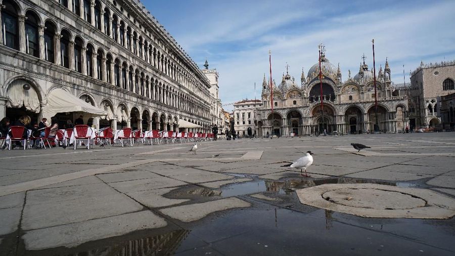 A view of St. Mark's Square in Venice, Italy, Monday, March 9, 2020. Italy took a page from China’s playbook Sunday, attempting to lock down 16 million people — more than a quarter of its population — for nearly a month to halt the relentless march of the new coronavirus across Europe. Italian Premier Giuseppe Conte signed a quarantine decree early Sunday for the country’s prosperous north. Areas under lockdown include Milan, Italy’s financial hub and the main city in Lombardy, and Venice, the main city in the neighboring Veneto region. (Anteo Marinoni/LaPresse via AP)