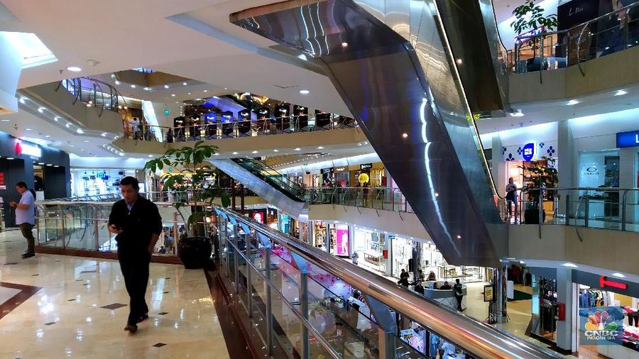 Suasana pengunjung mall di Mall Metropolitan, Bekasi Barat, Jawa Barat, Rabu 11/3/2020. Pengelola pusat perbelanjaan lebih serius melakukan antisipasi penyebaran virus corona menyusul adanya Pasien positif Corona (COVID-19) kasus nomor 25 meninggal dunia. Pasien tersebut merupakan warga negara asing (WNA) berusia 53 tahun. Dikutip dari Berita CNBC Indonesia Ketua Umum Asosiasi Pengelola Pusat Perbelanjaan Indonesia (APPBI) Stefanus Ridwan mengatakan sebelum adanya pengumuman kasus positif, pengelola mal hanya menyediakan hand sanitizers bagi pengunjung untuk cuci tangan. Setelah, ini akan ada antisipasi pencegahan khususnya pada bagian-bagian yang berpotensi terjadi penularan. Pantauan CNBC Indonesia Mall di kawasan Bekasi ini terlihat beberapa orang yang lalu lalang berdatangan. Salah satu pegawai mall mengatakan kondisi di mall ini belum bisa dibilang terlihat sepi karena Corona,