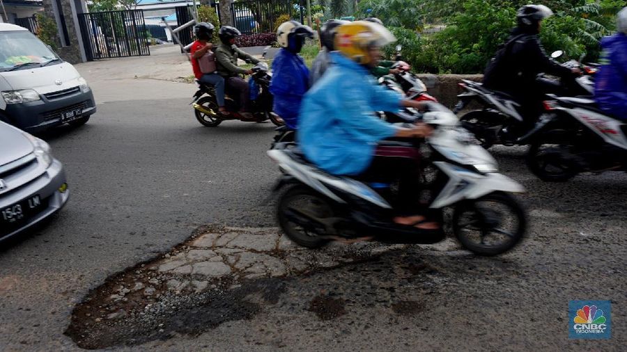 Jalan berlubang banyak ditemukan di Jalan Kalimalang Jakarta Timur.