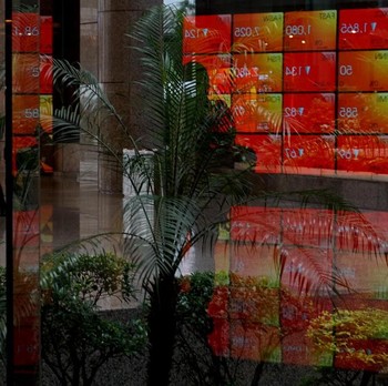 Penampakan BEI Saat IHSG Drop 5% & Perdagangan Dihentikan