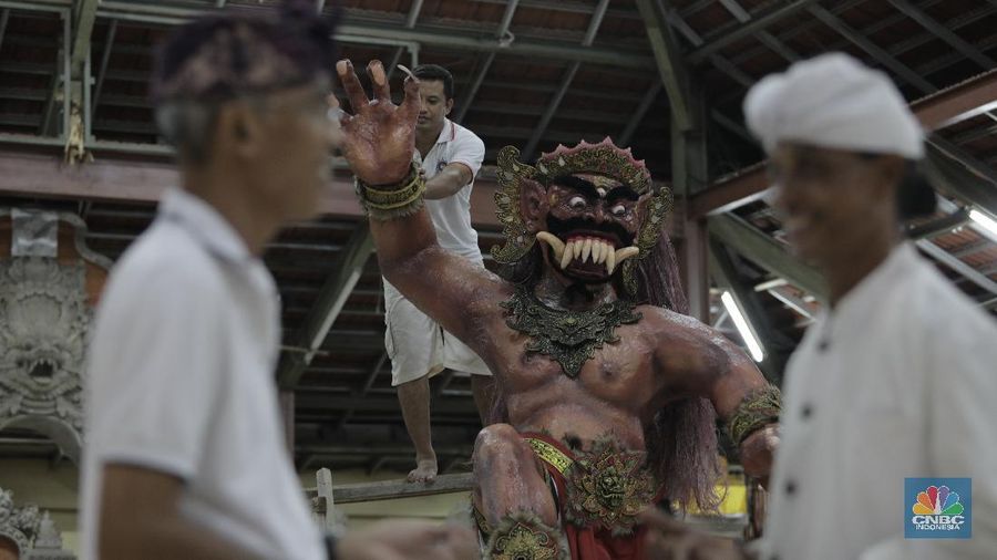 Meskipun belum mendapatkan izin, pembuatan ogoh-ogoh tetap dilakukan.
