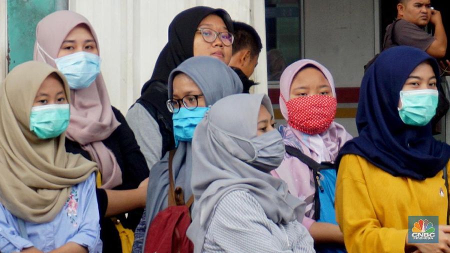 Pengunjung mengugunakan transportasi KRL di Stasiun Tujuan Bogor-Jakarta Kota, Kamis,12/3/2020. Paparan Gubernur DKI Jakarta Anies Baswedan terkait risiko penyebaran virus corona yang menyebabkan Covid-19 via transportasi salah satunya KRL commuterline rute Bogor-Depok-Jakarta Kota berisiko tinggi menjadi area penyebaran virus corona terbesar. Beberapa penumpang juga menggunakan masker guna antisipasi penyebaran virus. Pantauan CNBC Indonesia Penumpang yang telah menumpuk mulai berjalan merangsek mendekati arah datangnya kereta. Jam-jam sibuk kendaraan umum dimana banyak para pekerja yang memulai aktivitasnya sehingga terlihat tidak ada tempat untuk bergerak. (CNBC Indonesia/Muhammad Sabki)