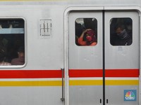 Penumpang KRL Sempat Numpuk di Stasiun Saat Lebaran