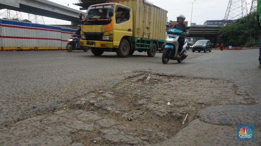 Jalan berlubang banyak ditemukan di Jalan Kalimalang Jakarta Timur.