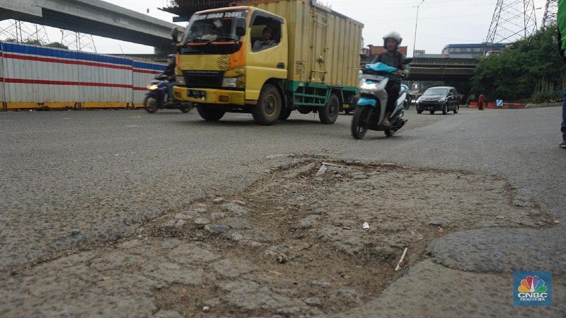Jalan berlubang banyak ditemukan di Jalan Kalimalang Jakarta Timur.
