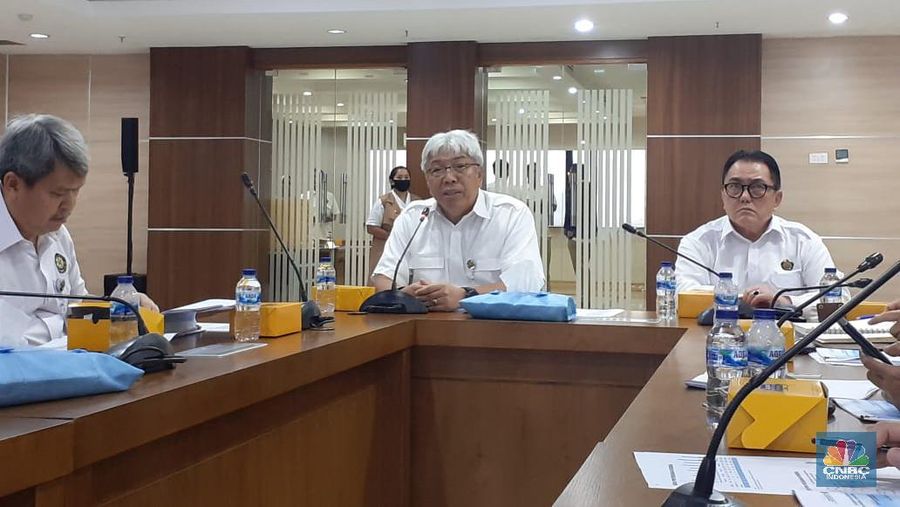 Pembangunan proyek smelter di RI mulai terancam akibat corona, gegara ratuan pekerja tak bisa masuk. 