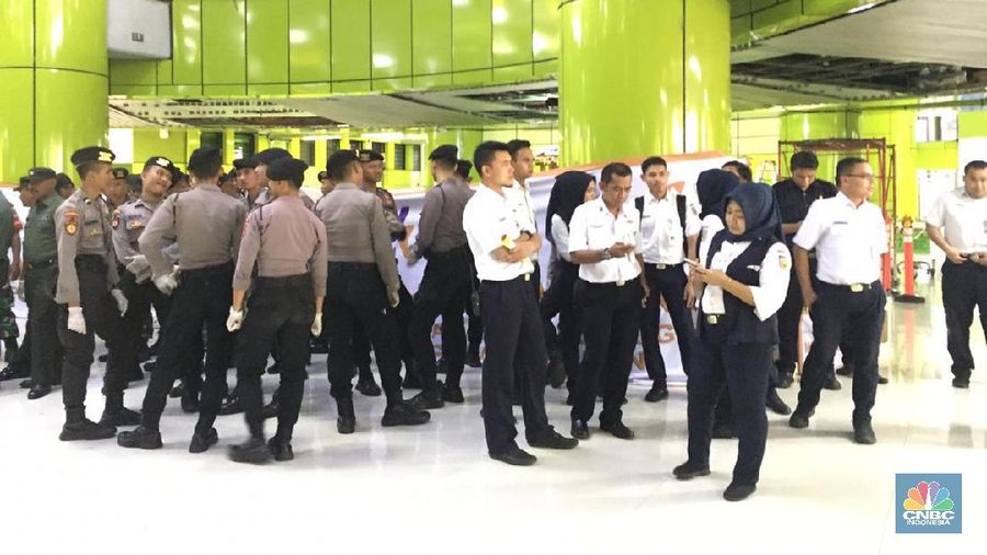 Antisipasi penyebaran virus Corona di Stasiun Gambir (CNBC Indonesia/ Monica Wareza)
