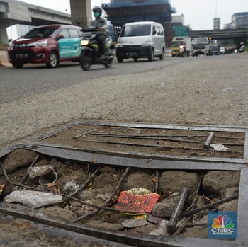Awas! 'Ranjau' Jalan Berlubang di Kalimalang