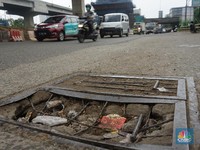 Awas! 'Ranjau' Jalan Berlubang di Kalimalang