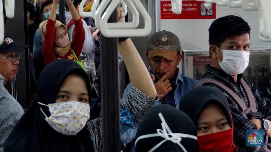 Pengunjung mengugunakan transportasi KRL di Stasiun Tujuan Bogor-Jakarta Kota, Kamis,12/3/2020. Paparan Gubernur DKI Jakarta Anies Baswedan terkait risiko penyebaran virus corona yang menyebabkan Covid-19 via transportasi salah satunya KRL commuterline rute Bogor-Depok-Jakarta Kota berisiko tinggi menjadi area penyebaran virus corona terbesar. Beberapa penumpang juga menggunakan masker guna antisipasi penyebaran virus. Pantauan CNBC Indonesia Penumpang yang telah menumpuk mulai berjalan merangsek mendekati arah datangnya kereta. Jam-jam sibuk kendaraan umum dimana banyak para pekerja yang memulai aktivitasnya sehingga terlihat tidak ada tempat untuk bergerak. (CNBC Indonesia/Muhammad Sabki)