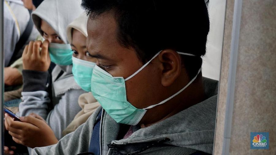 Pengunjung mengugunakan transportasi KRL di Stasiun Tujuan Bogor-Jakarta Kota, Kamis,12/3/2020. Paparan Gubernur DKI Jakarta Anies Baswedan terkait risiko penyebaran virus corona yang menyebabkan Covid-19 via transportasi salah satunya KRL commuterline rute Bogor-Depok-Jakarta Kota berisiko tinggi menjadi area penyebaran virus corona terbesar. Beberapa penumpang juga menggunakan masker guna antisipasi penyebaran virus. Pantauan CNBC Indonesia Penumpang yang telah menumpuk mulai berjalan merangsek mendekati arah datangnya kereta. Jam-jam sibuk kendaraan umum dimana banyak para pekerja yang memulai aktivitasnya sehingga terlihat tidak ada tempat untuk bergerak.   (CNBC Indonesia/Muhammad Sabki)