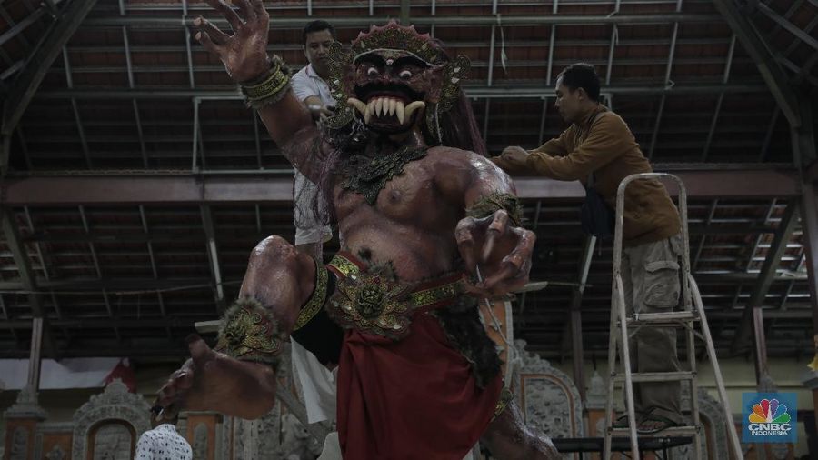 Meskipun belum mendapatkan izin, pembuatan ogoh-ogoh tetap dilakukan.