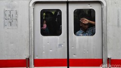Video Gerbong KRL Berasap di Stasiun UP, Rute Jakarta-Bogor Terganggu